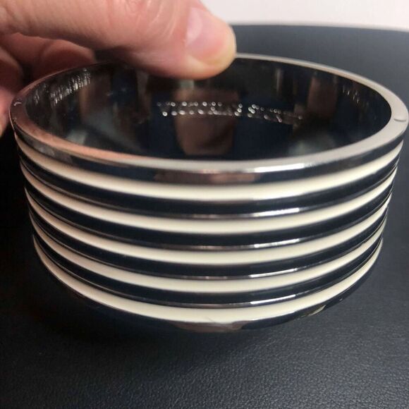 3114 Victorias Secret Enamel BLACK & IVORY wide bangle bracelet 7" - Picture 1 of 3